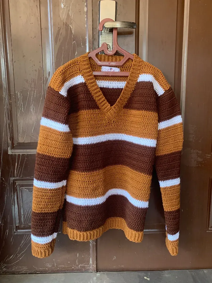 Crochet V Neck Sweatshirt, Mide